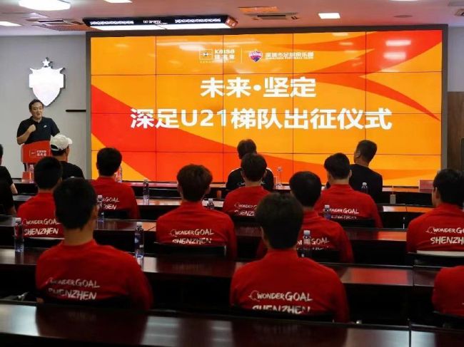 据介绍,在全国4.8亿家庭中,中国移动拥有2.1亿宽带用户,家庭覆盖率达到45%